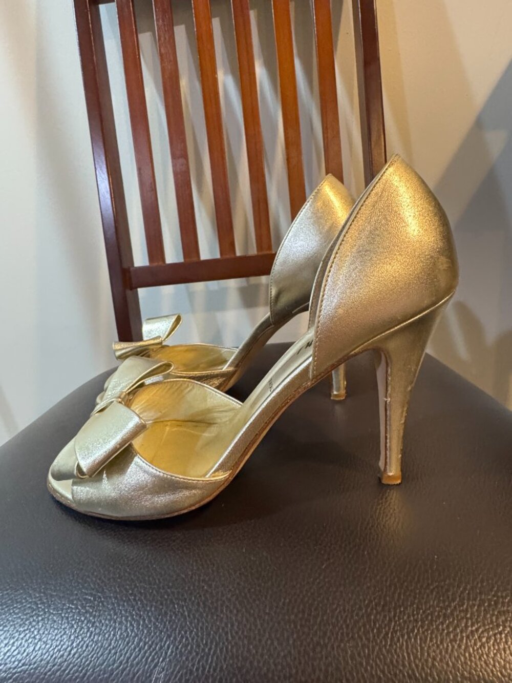 Gorgeous light gold Butter London brand heels with beautiful bows. Made in Italy - Picture 3 of 6